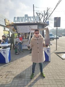 на зупинках громадського