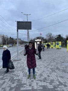 на зупинках громадського