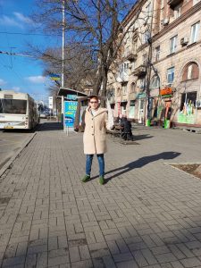 на зупинках громадського