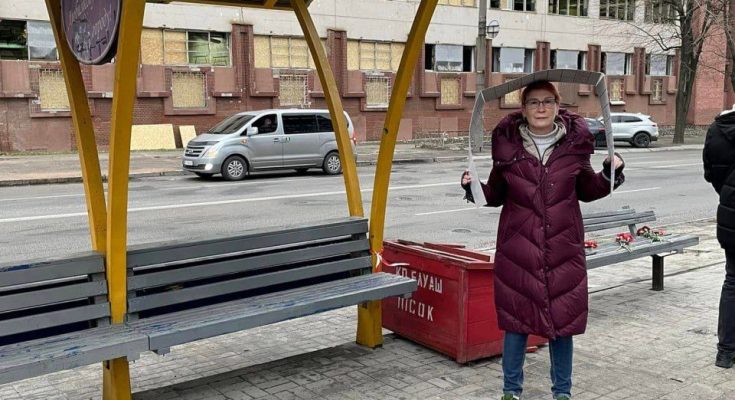 на зупинках громадського