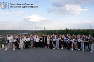 випускників