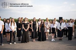 випускників