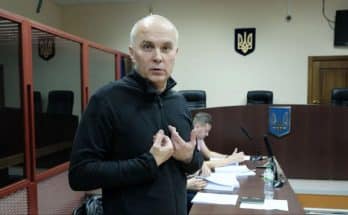 з-під