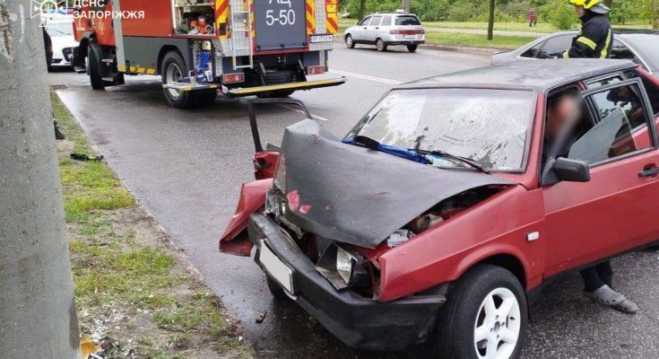 затисло понівеченими