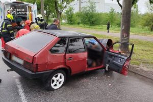 затисло понівеченими